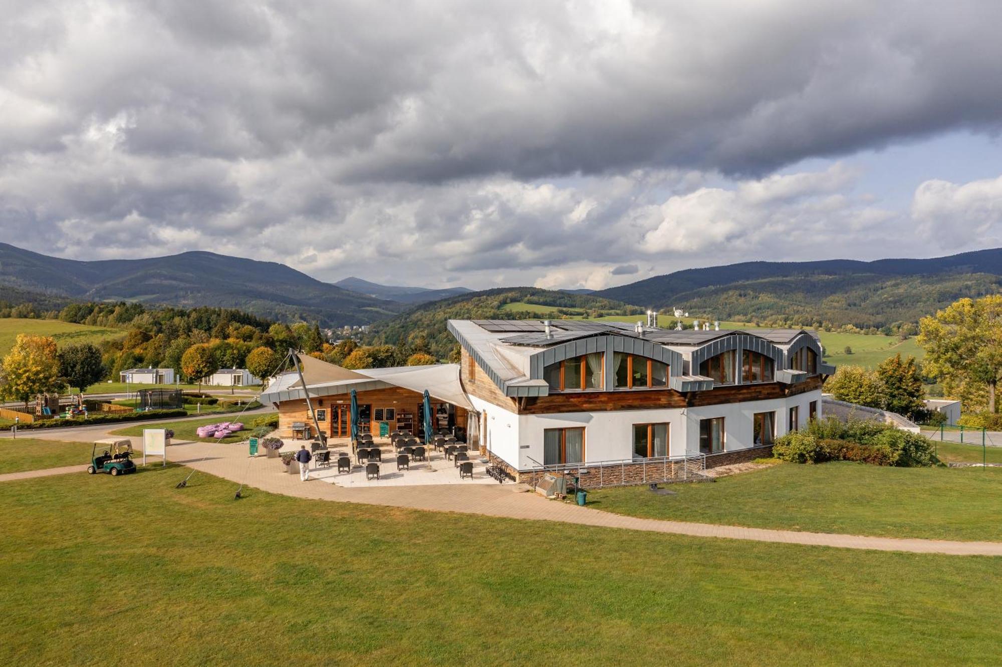 Grund Resort Golf And Ski Mladé Buky Eksteriør billede