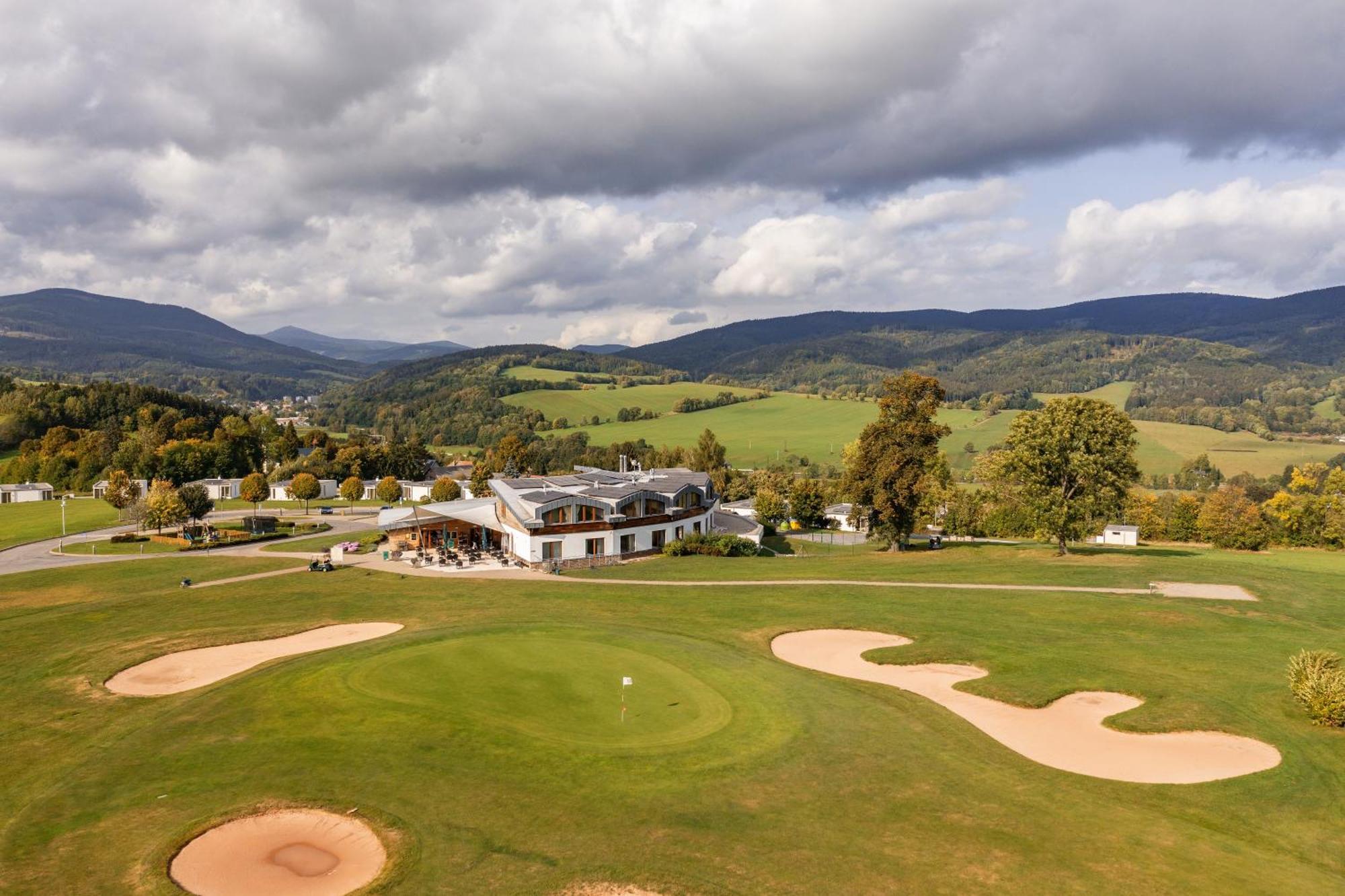 Grund Resort Golf And Ski Mladé Buky Eksteriør billede