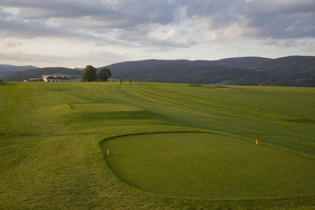 Grund Resort Golf And Ski Mladé Buky Eksteriør billede